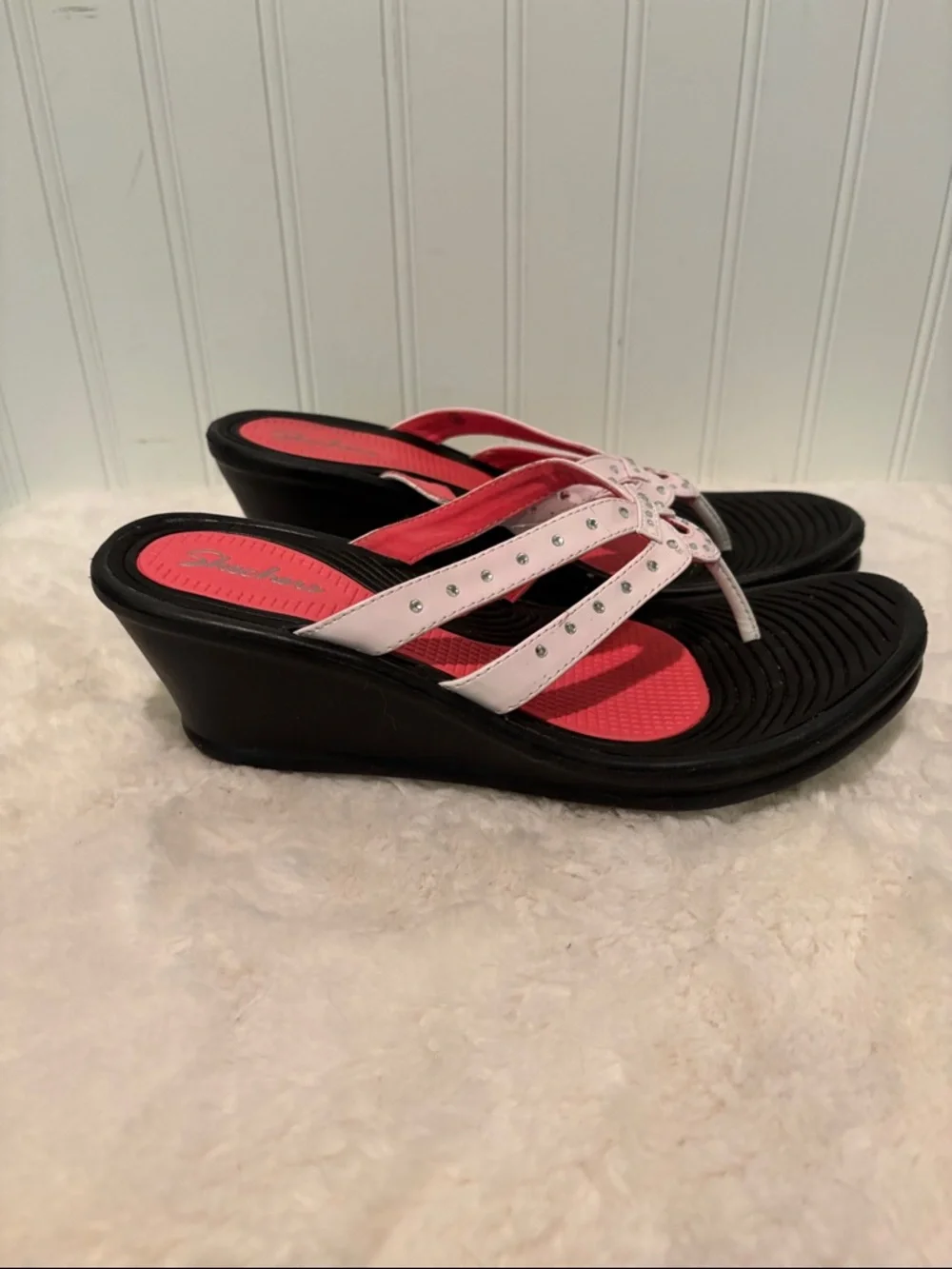 Skechers Women’s Pink and Black Rhinestone Toe-Post Wedge Sandals Size 10